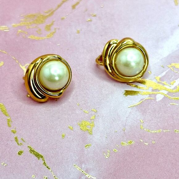 Avon Women's Vintage Goldtone Faux Pearl Clip on Earrings - Picture 1 of 3